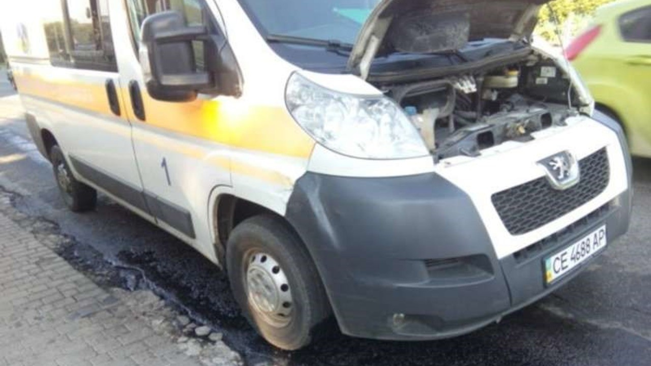 Автомобіль швидкої допомоги потрапив у ДТП через відкритий люк у Чернівцях