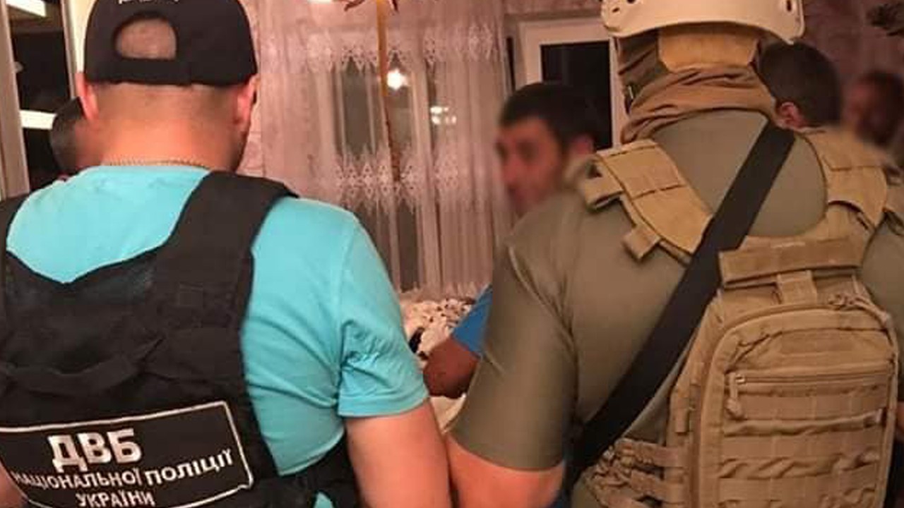 Збутом наркотиків та фальсифікованого алкоголю на Буковині, ймовірно, займались четверо патрульних поліцейських та 10 людей, які не працюють в поліції