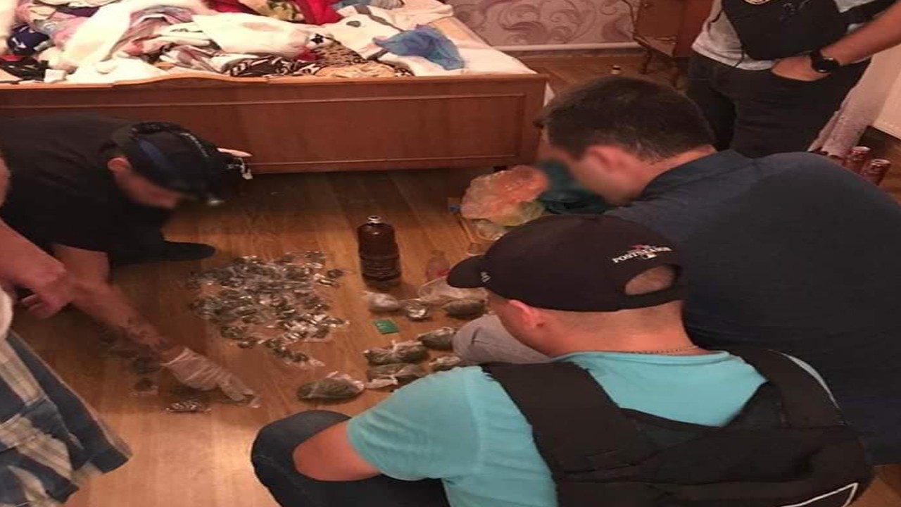 Інспектора патрульної поліції Чернівців, якого підозрюють в продажі наркотиків, відпустили під заставу 