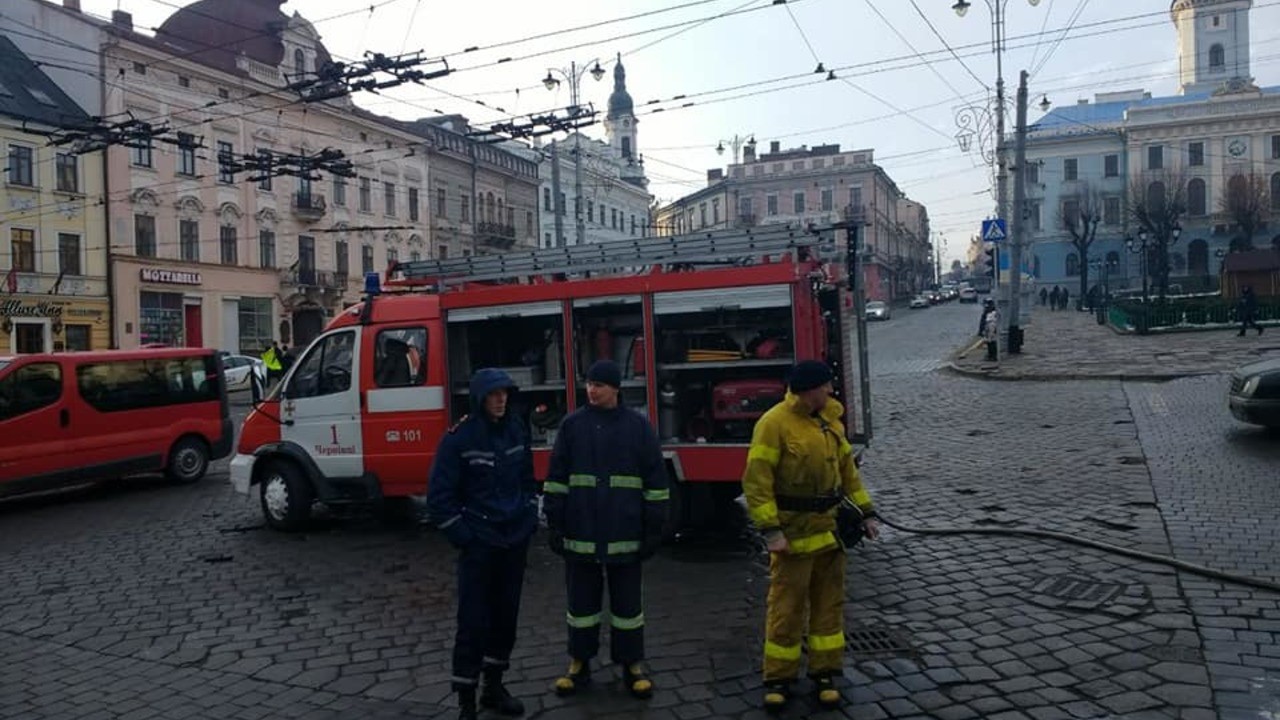 На Центральній площі Чернівців під час руху загорівся тролейбус