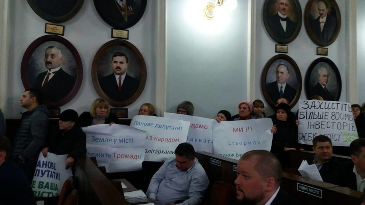 На сесії Чернівецької міської ради люди вимагають розгляду питання про передачу земельної ділянки під ринком 