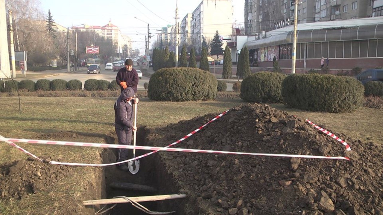 У Чернівцях на вулиці Героїв Майдану копають траншеї для облаштування зливової мережі