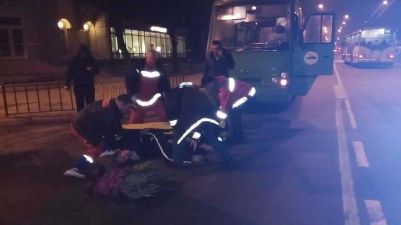 Сьогодні зранку біля автовокзалу у Чернівцях маршрутка збила жінку