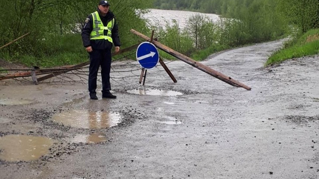 На Путильщині через загрозу підтоплення перекрили дорогу