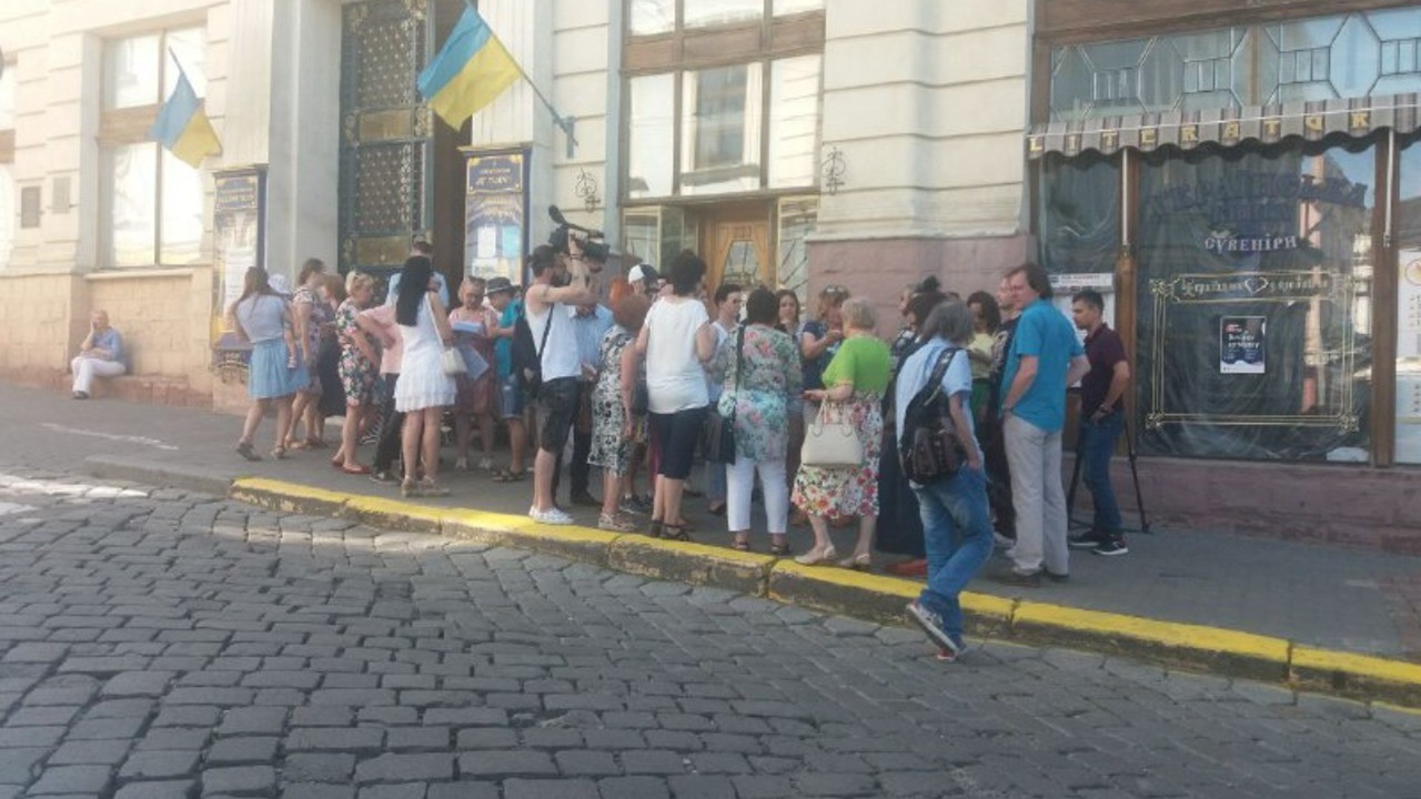У Чернівцях більше 20-ти людей зібрались біля «Української книги»
